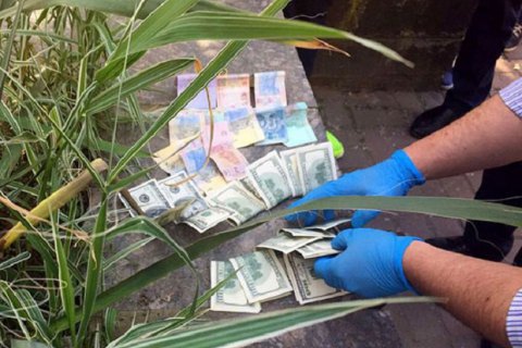 На Закарпатті правоохоронці викрили схему хабарництва за участю місцевих чиновників