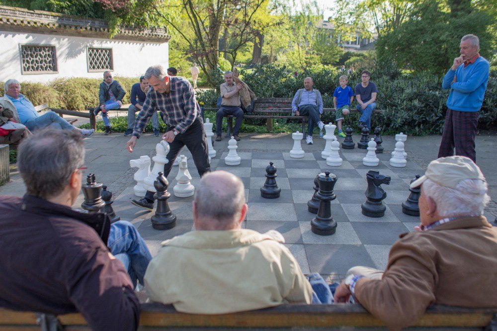 Літні чоловіки грають у шахи в парку у Франкфурті-на-Майні, 9 квітня 2017 року
