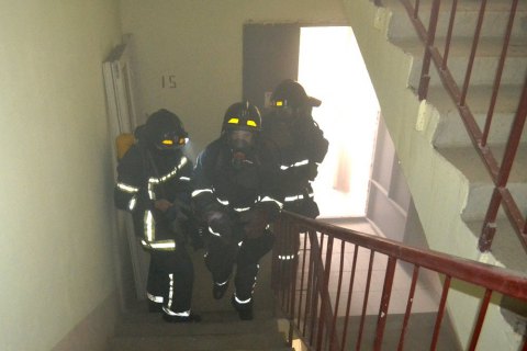 В Харьковской области пожарные спасли 11 человек из горящего общежития 