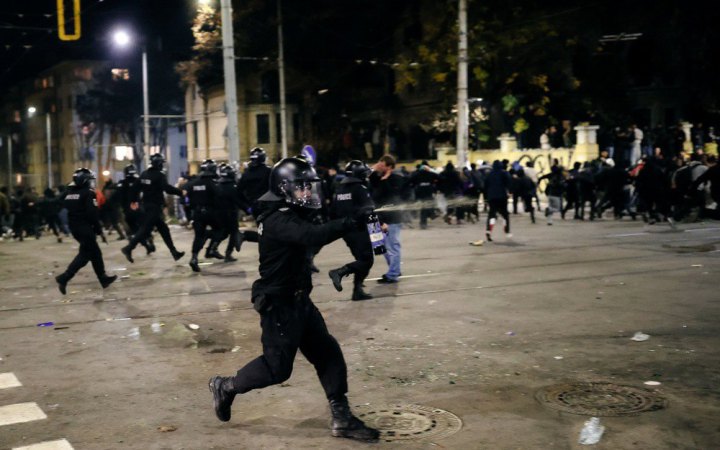 У Болгарії на протесті через проєкт бюджету сталися сутички з поліцією