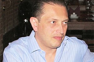 Аксельрод прикрив собою дружину і доньку