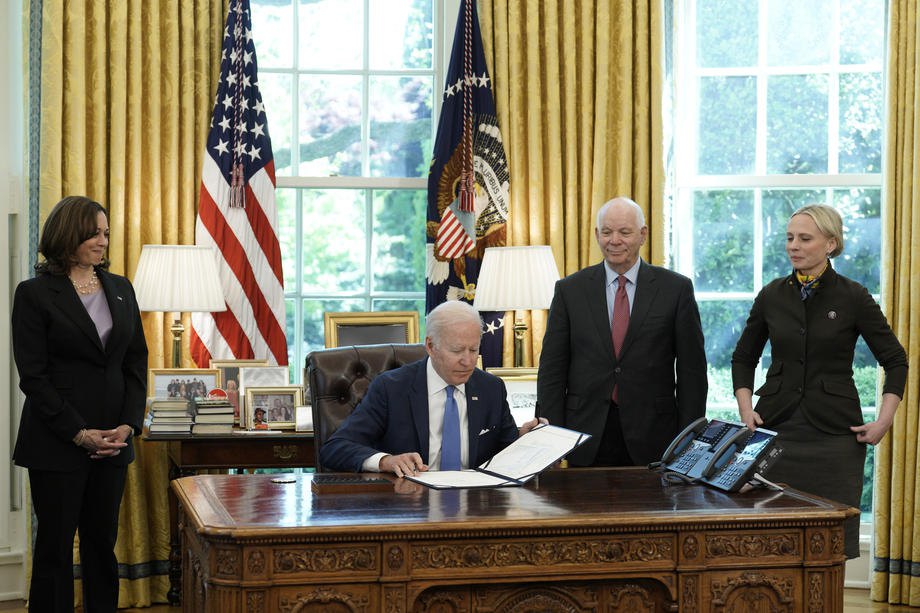 Президент США Джо Байден підписує Акт про лендліз Україні в Овальному кабінеті Білого дому у Вашингтоні, 9 травня.