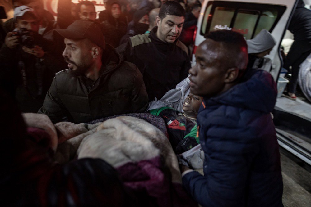 Палестинці отримали поранення унаслідок авіаударів Ізраїлю по місті Рафах біля кордону з Єгиптом, 12 лютого 2024 року