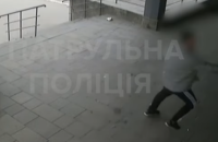 У Запоріжжі поліцейський застосував зброю до нападника. Чоловіка знайшли мертвим
