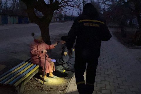 В Старобельске спасатели тушат пожары и спасают людей после обстрелов