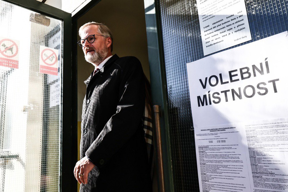 Прем'єр-міністр Чехії Петр Фіала, голова партії ГДП та лідер виборчої коаліції ‘Разом’, після голосування на парламентських
виборах у Брно, 3 жовтня 2025 року.