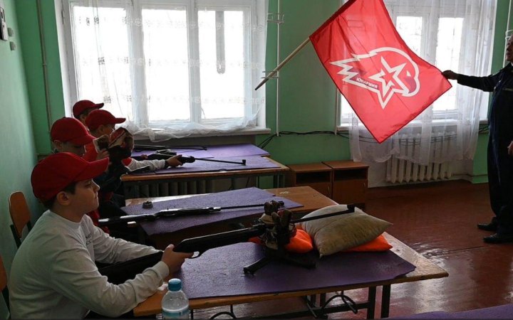 На ТОТ Херсонщини росіяни мілітаризують школярів під виглядом "змагань із кульової стрільби"