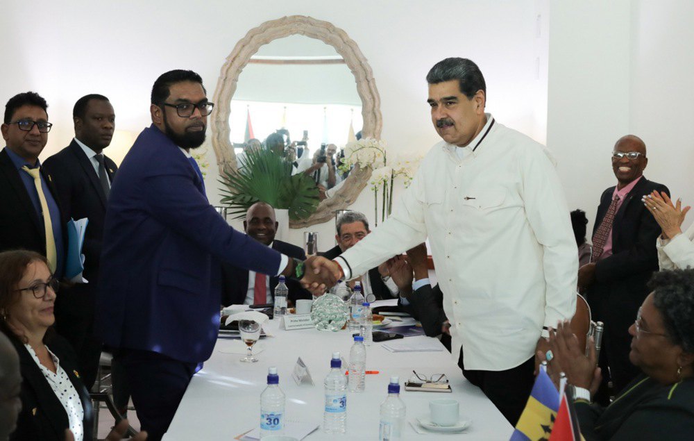 Президент Венесуели Ніколас Мадуро тисне руку президенту Гаяни Ірфаану Алі під час їхньої зустрічі в Аргайлі, 14 грудня 2023 р.