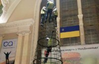 ​"Укрзализныця": елка для центрального вокзала нашлась, ее устанавливают
