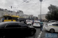 Неудачно припаркованный джип 76-летней старушки перекрыл движение троллейбусов в центре Киева