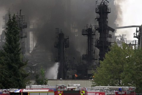 У Баварії горить нафтопереробний завод, 8 людей постраждали