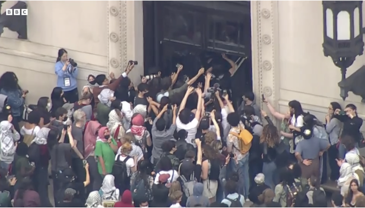 Пропалестинські мітингарі штурмують бібілотеку 