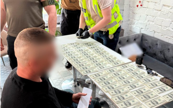 Правоохоронці викрили посадовця Голосіївської РДА, який за $12 000 "допоміг" отримати відстрочку 