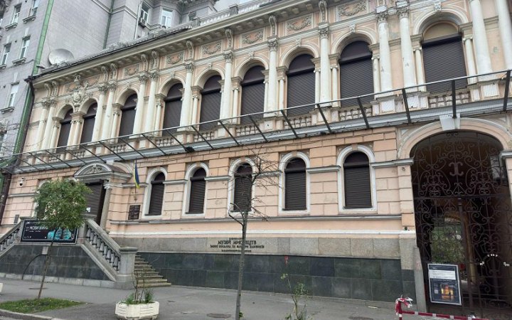 Музей Ханенків планує частково відкрити бібліотеку 
