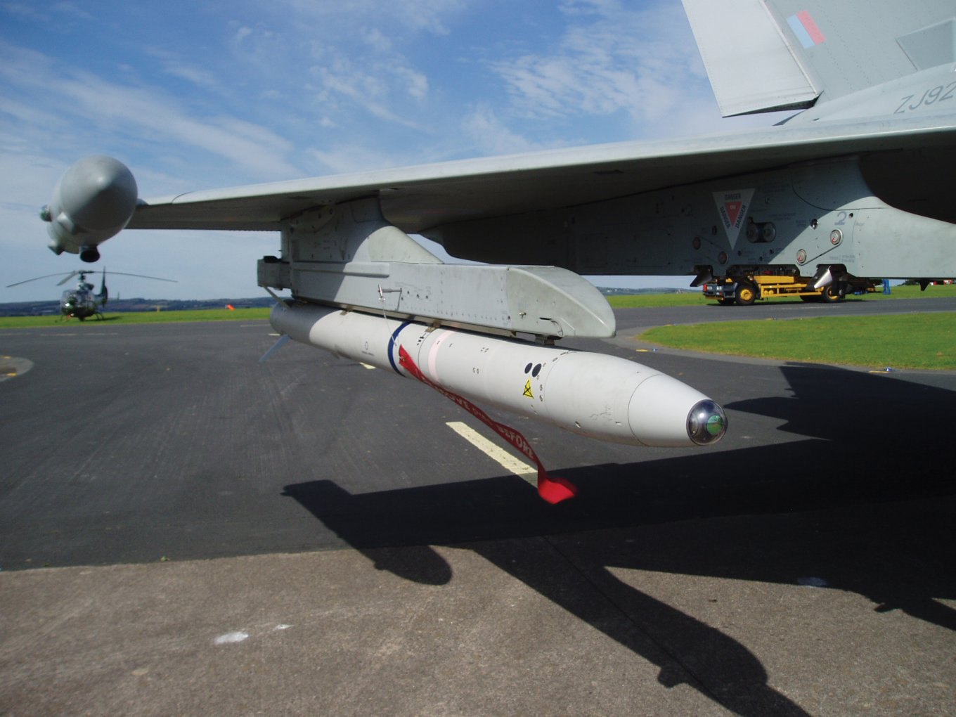 Авіаційна ракета <i>ASRAAM</i> під крилом винищувача <i>Typhoon</i>