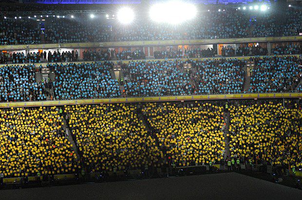 Донбасс-Арена, пускай так и не стала фартовой для сборной Украины, но еще недавно с удовольствием окрашивалась в цвета
национального флага