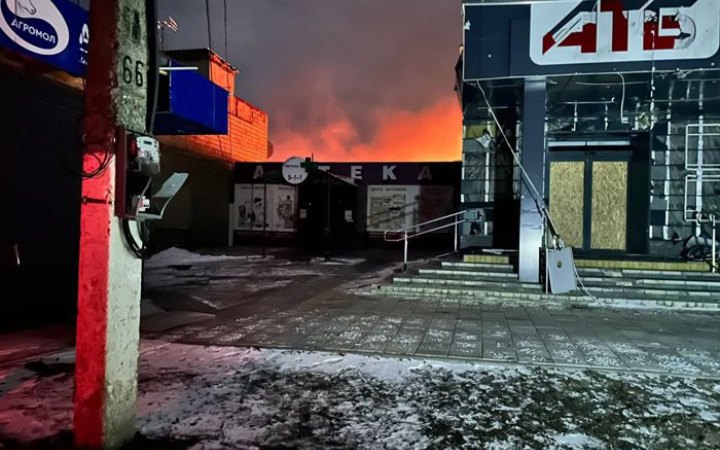Унаслідок ворожих обстрілів Харківщини пошкоджені будинки, супермаркет і адміністративна будівля