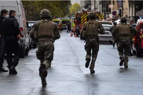 Нападник, який ножем поранив двох людей у Парижі, визнав провину і назвав мотив