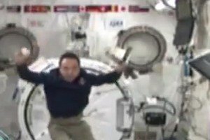 Японский астронавт показал всему миру бейсбол в невесомости