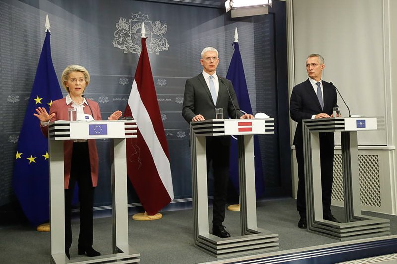 Прем’єр-міністр Латвії Кріш’яніс Каріньш (у центрі) , голова Європейської комісії Урсула фон дер Ляєн і генеральний секретар НАТО Єнс Столтенберг під час спільної пресконференції після зустрічі в Ризі, 28 листопада 2021 р.