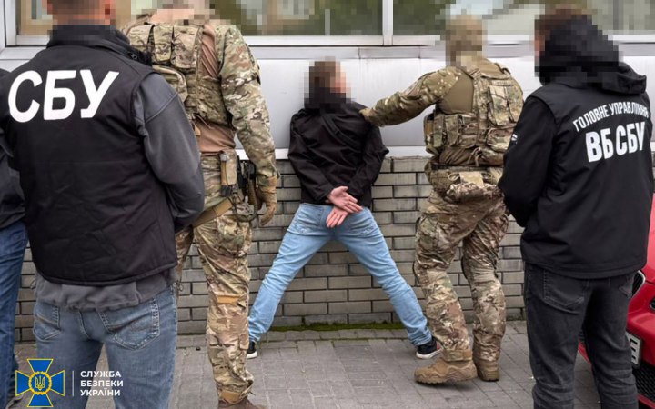 На Хмельниччині затримали чоловіка, якого підозрюють у корегуванні атак ворога на заході країни