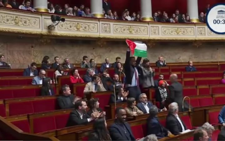 Французького депутата відсторонили від роботи через прапор Палестини 