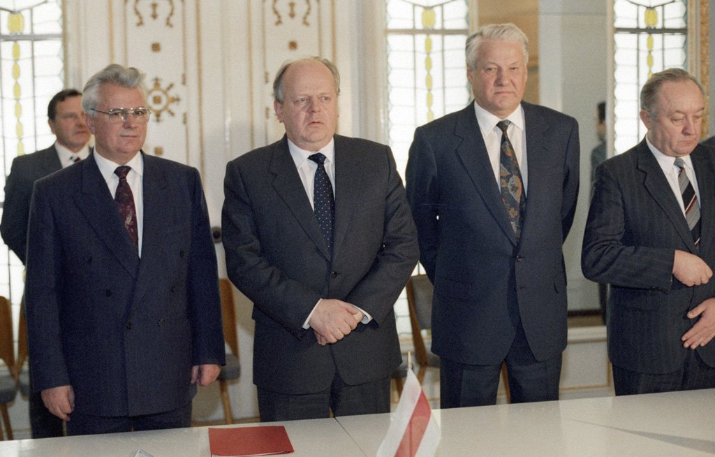 Леонід Кравчук, Станіслав Шушкевич і Борис Єльцин після підписання Договору про створення СНД, Біловезька пуща (Білорусь). 8 грудня 1991 року. 