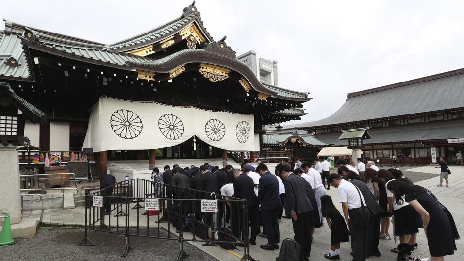 Під час церемонії вшанування у храмі Ясукуні