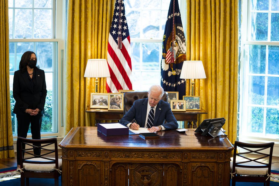 Президент США Джо Байден підписує ‘План порятунку Америки’ у присутності віцепрезидента Камали Гарріс в
Овальному кабінеті Білого дому, Вашингтон, 11 березня 2021 року