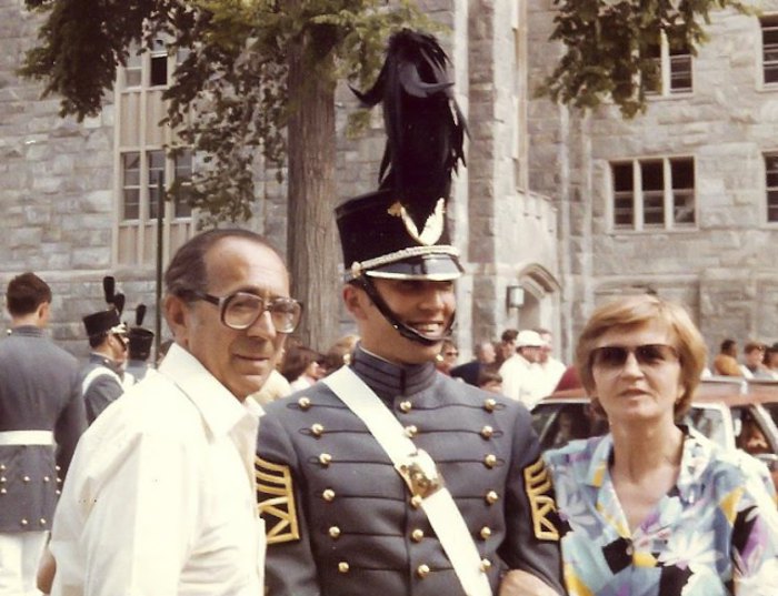Маркіян Паславський з татом і мамою на випуску з військової академії у 1981 р.