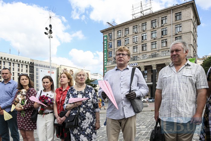 Колишній в'язень ЛНР Володимир Жемчугов (другий справа)
на акції підтримки Валентина Вигівського