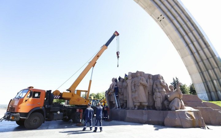 ​У Києві демонтують монумент на честь Переяславської ради