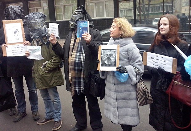 Евгения Закревская(крайняя справа) во время акции под ГПУ с требованием освободить адвоката Виктора Смалия