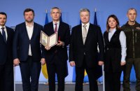Порошенко під час зустрічі з генсеком НАТО закликав пришвидшити розгляд заявки України на членство в Альянсі