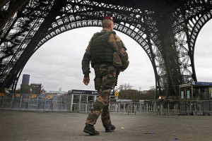 Во Франции мобилизуют 10 тыс. солдат из-за угроз терактов