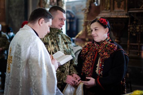 «Що Бог зʼєднав, то людина нехай не розлучає». Історія одного вінчання у львівському Гарнізонному храмі 