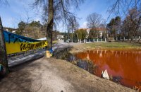 ​Активісти розфарбували у кривавий колір воду в ставку біля російського посольства в Литві