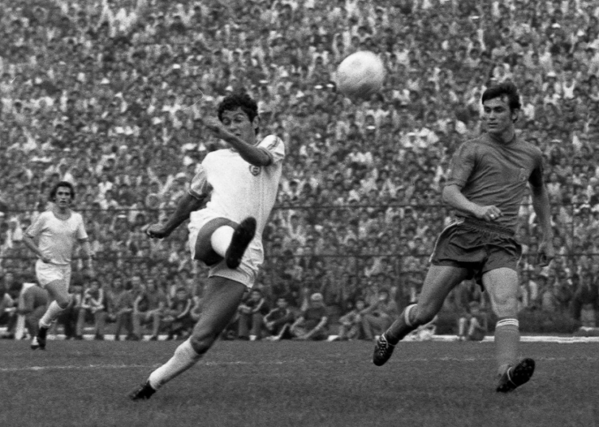 Мірча Луческу (ліворуч) під час матчу за «Динамо» Бухарест