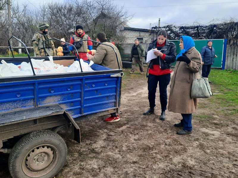 Волонтери і Закарпатська ТрО спілкуються з місцевими, роздають гуманітарну допомогу і розпитують про їхні нагальні потреби.