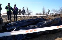 На Київщині ексгумували тіла трьох людей, яких вбили росіяни в березні минулого року