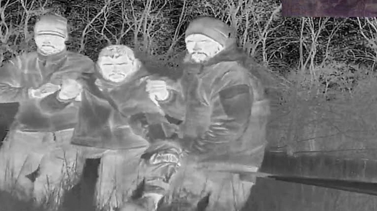 Побратими подомагають евакуйованому повітряним дроном  