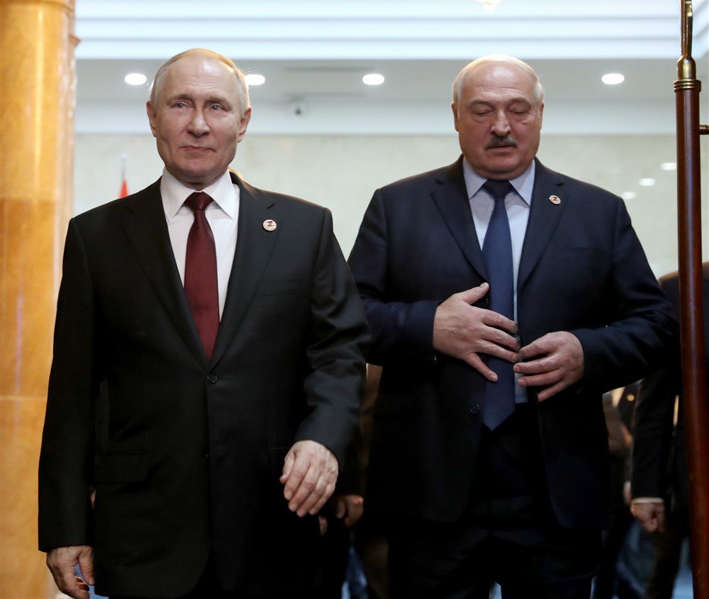 Путін і Лукашенко прибувають на засідання Вищої євразійської економічної ради в Бішкеку, 9 грудня 2022 року.
