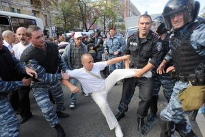 Сторонники Тимошенко выстраиваются в колонну, "Беркут" применяет силу