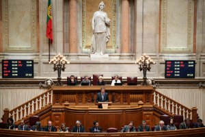 Парламент Португалии одобрил повышение налогов в 2013 году