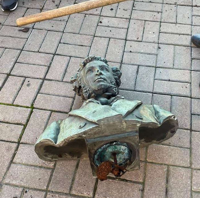 У Києві активісти демонтували пам’ятник Пушкіну біля будівлі Національного транспортного університету.