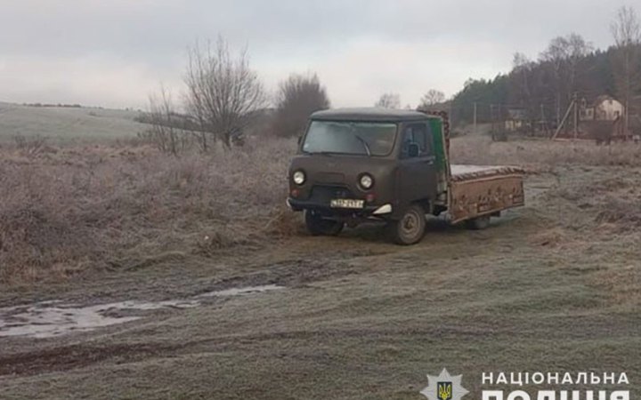 ​На Тернопільщині підлітки вкрали з церкви катафалк і поїхали кататися, але "заглохли" в полі