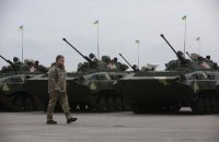 Порошенко передав військовим 150 одиниць військової техніки