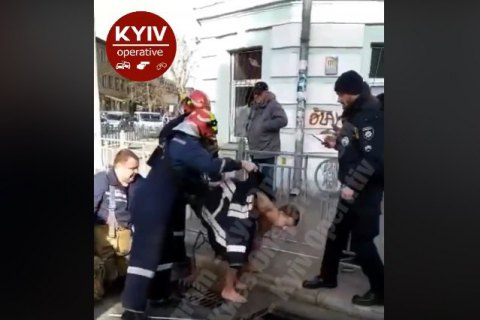 В Киеве из водостока достали голого мужчину