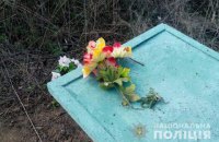 У Донецькій області жінка отримала травми, підірвавшись на вибухівці на кладовищі