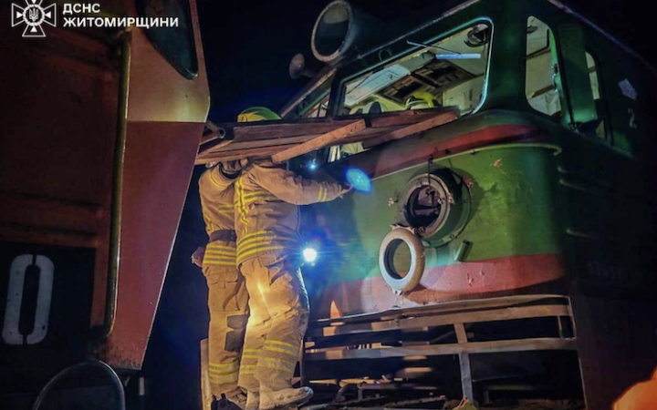 ​Біля Коростеня зійшов із рейок вантажний поїзд. Це могла спричинити детонація дрона (доповнено)